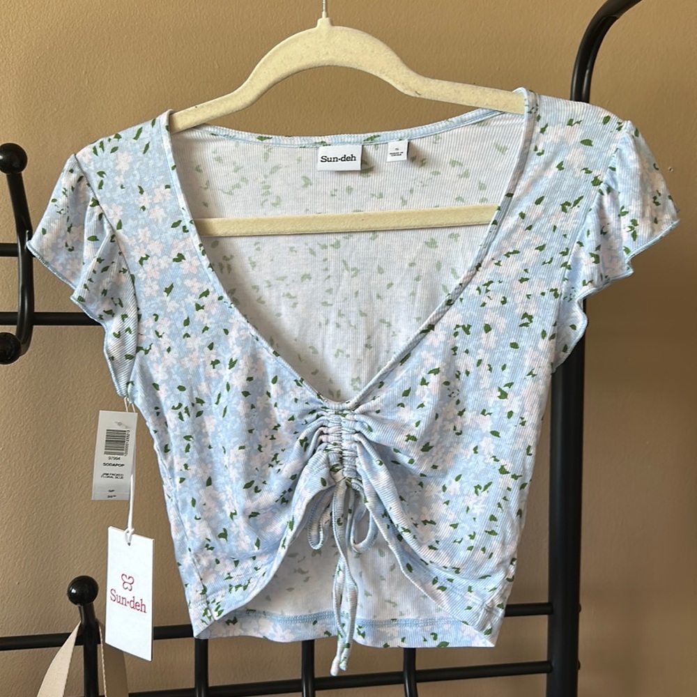Light blue floral crop top with adjustable front cinch. Tencel Model Fabric